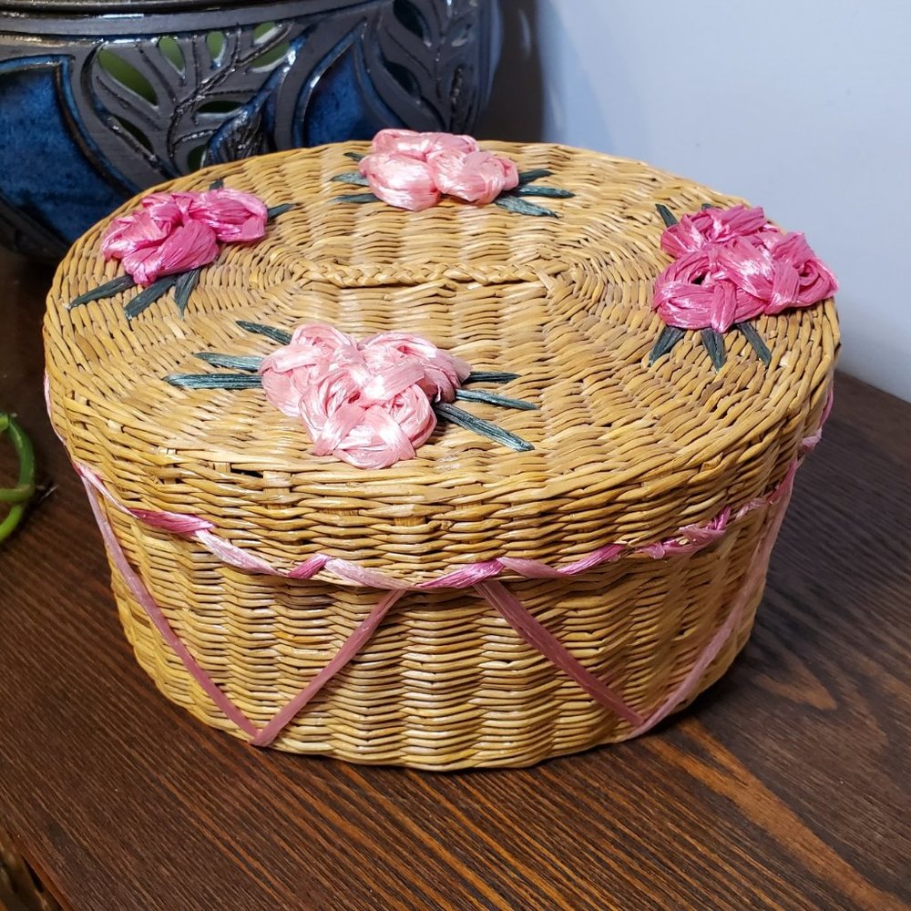 Vintage Oval Straw Covered Basket Box Lid Pink Raffia Flowers Cottagecore 7"
